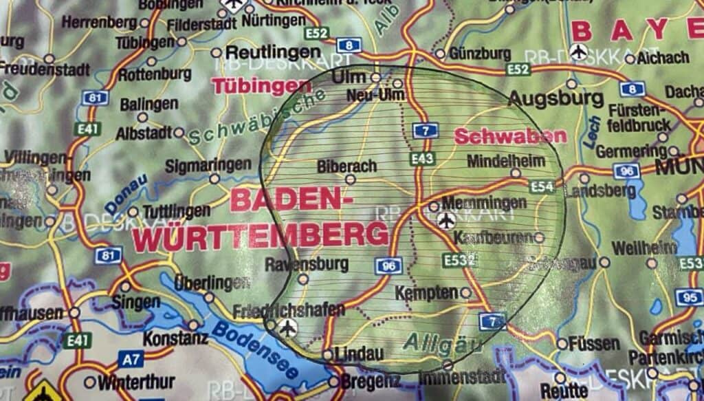 Eine Nahaufnahme einer Karte, die die Region Baden-Württemberg in Deutschland zeigt, mit Beschriftung der umliegenden Städte und Autobahnen, darunter Schwaben, Ulm und Ravensburg.