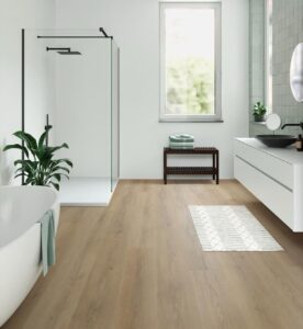 Modernes Badezimmer mit einer verglasten Duschkabine, einem weißen Waschtisch mit schwarzem Aufsatzwaschbecken und einem hellen Holzfußboden.
