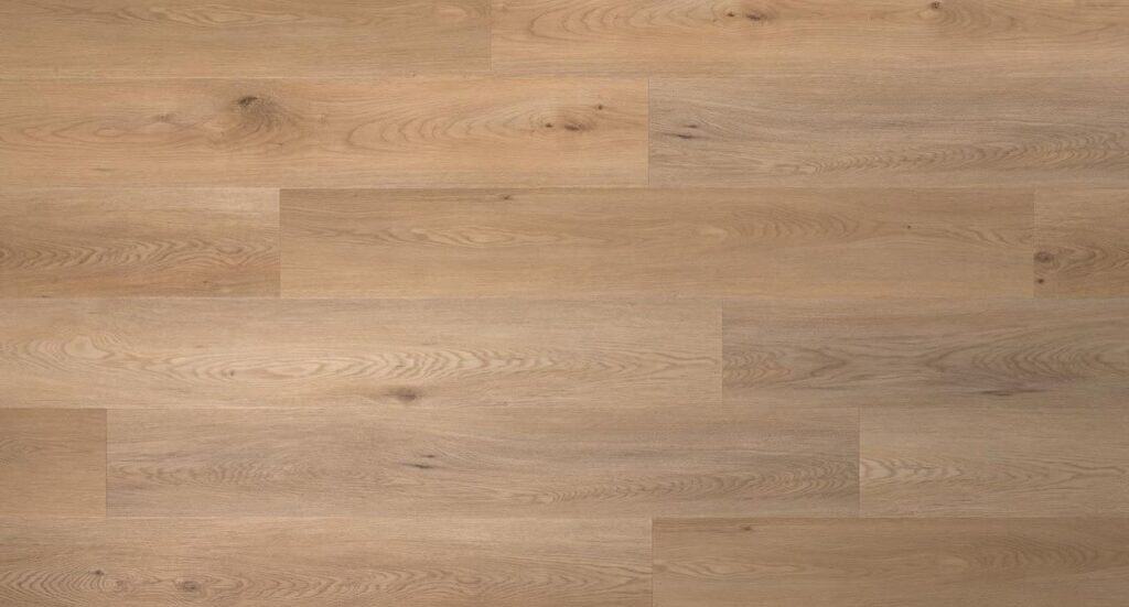 Hellbraune Bodenbelagsdielen in Holzoptik mit natürlicher Maserung.