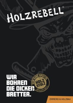 Plakat mit einem Totenkopf mit Hut, fettgedrucktem Text Holzrebell, dem Slogan Wir bohren die dicken Bretter und einem orangefarbenen Etikett mit der Aufschrift Zimmerei & Holzbau.