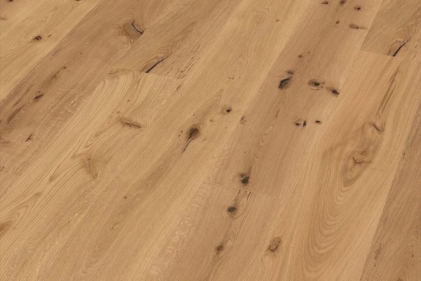 Hellbrauner Holzboden mit sichtbaren natürlichen Maserungen und Ästen, aus einem Winkel betrachtet.