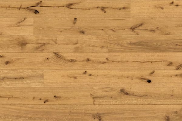 Hellbraune Holzdielen mit natürlicher Maserung und dunklen Ästen, die auf der Oberfläche sichtbar sind.