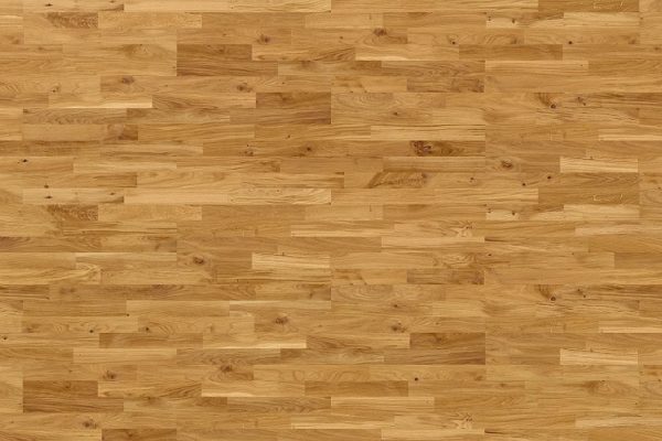 Nahaufnahme eines Holzparketts mit natürlicher Oberfläche und einem Muster aus rechteckigen Holzdielen in verschiedenen Brauntönen.