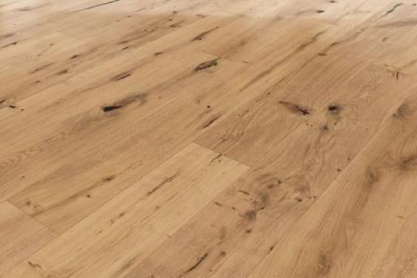 Ein Holzboden mit einer gemaserten Oberfläche.