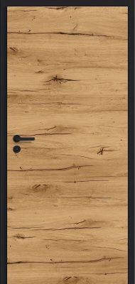 Eine geschlossene Holztür mit natürlicher Holzmaserung, schwarzem Rahmen und einem schwarzen Griff auf der linken Seite.