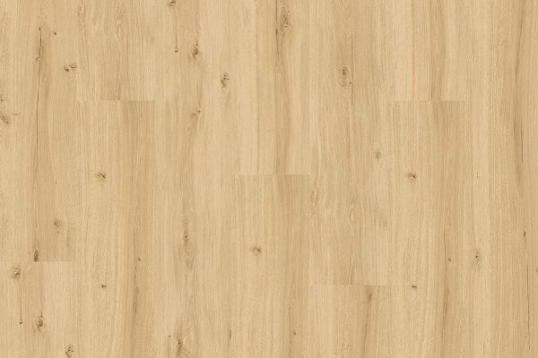 Helle Eichenholzstruktur mit sichtbaren Maserungen und Ästen, die eine natürliche und glatte Oberfläche aufweist, die sich für Fußböden oder Verkleidungen eignet.